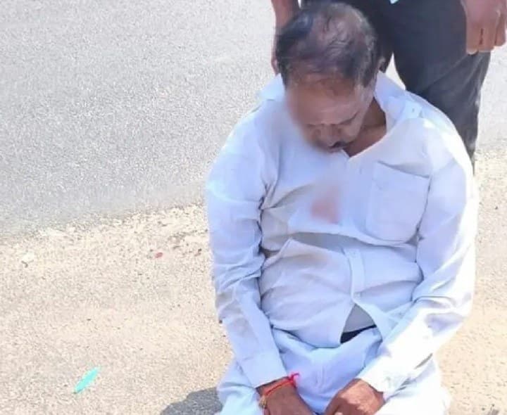 బైక్ను ఢీకొట్టిన కంటైనర్.. వ్యక్తికి గాయాలు - Udayam