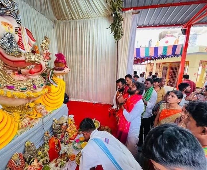 వినాయక మండపాల్లో మాజీ మంత్రి పూజలు - Udayam