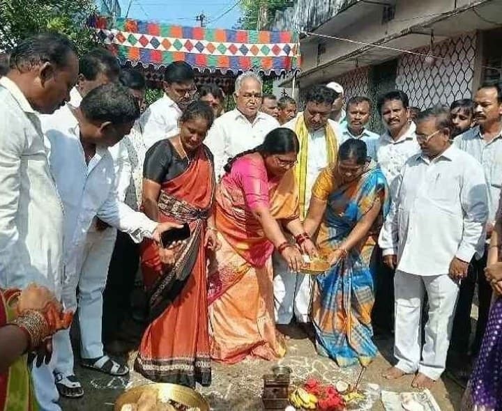 సీసీ రోడ్డుకు శంకుస్థాపన చేసిన ఎమ్మెల్యే - Udayam