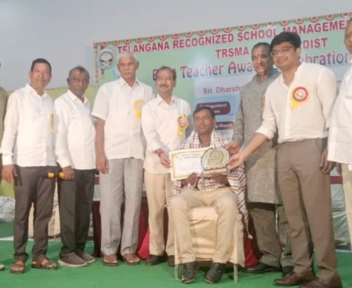 ఉపాధ్యాయునికి సన్మానం - Udayam
