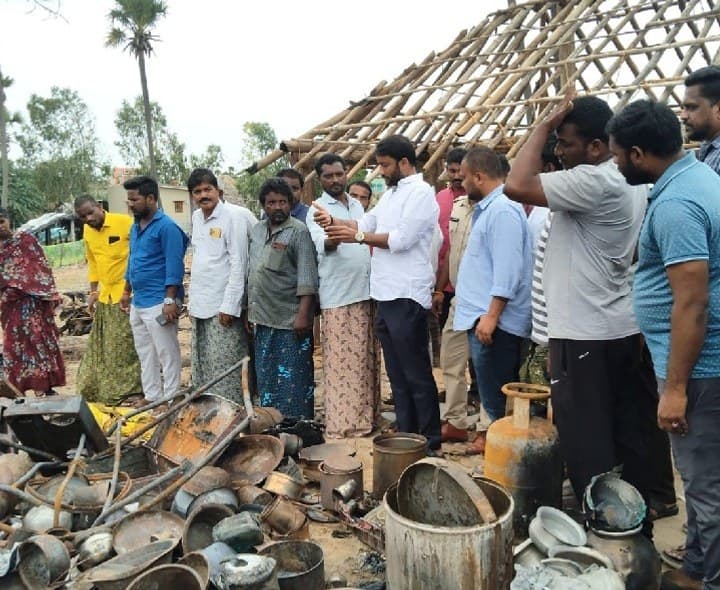 అగ్నిప్రమాద బాధితులకు ఆర్థిక సాయం - Udayam