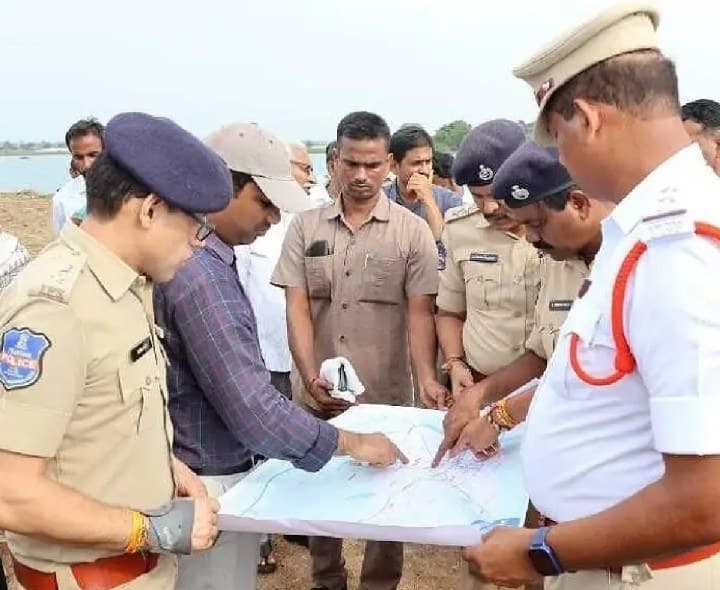 నిమజ్జన ఏర్పాట్లను పరిశీలించిన కలెక్టర్ సీపీ - Udayam