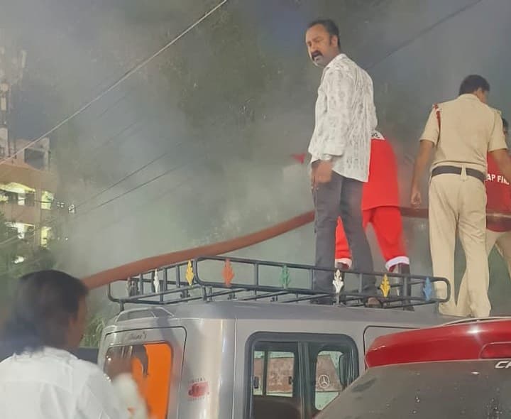 ఊర్వశి జంక్షన్ లొ ఆకస్మాతముగా మంటలు - Udayam