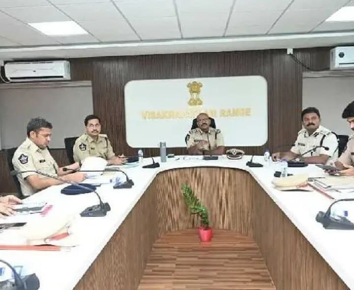నేర నియంత్రణపై ప్రత్యేక దృష్టి పెట్టాలి: ఐజీ