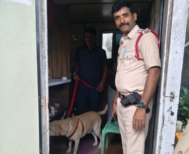 డాగ్ స్క్వాడ్ తో తనిఖీలు - Udayam