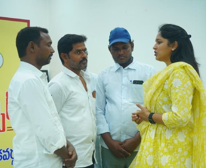 సమస్యలు పరిష్కరించాలని ఎమ్మెల్యే కు వినతి - Udayam