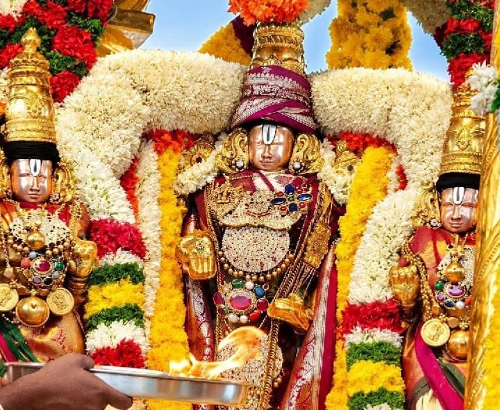 తిరుమలలో కొనసాగుతున్న భక్తుల రద్దీ 18 గంటల వరకు దర్శనానికి నిరీక్షణ - Udayam