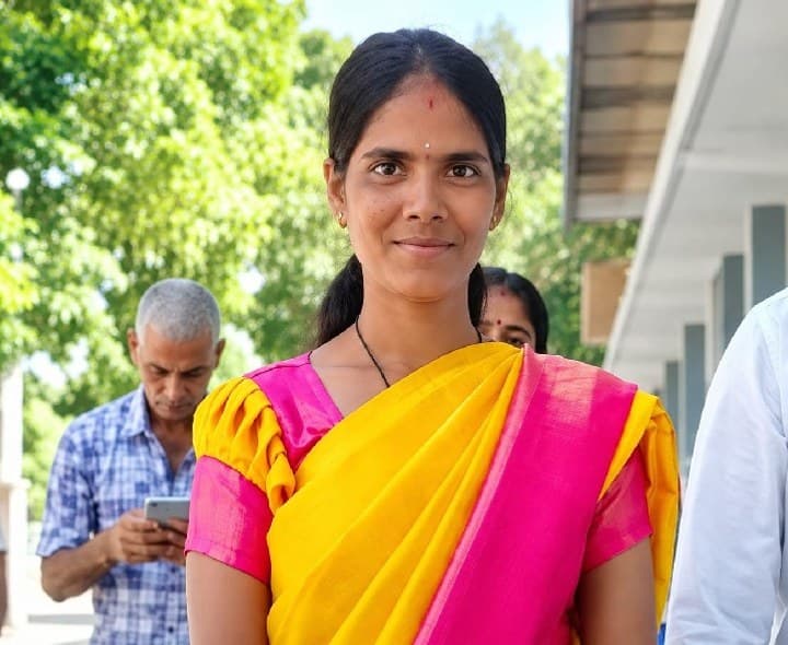 రోడ్డు ప్రమాదంలో మహిళ మృతి - Udayam