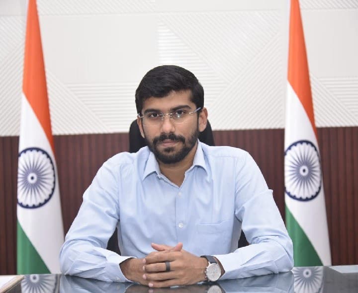 జిల్లా ప్రజలు అప్రమత్తంగా ఉండాలి: కలెక్టర్ - Udayam