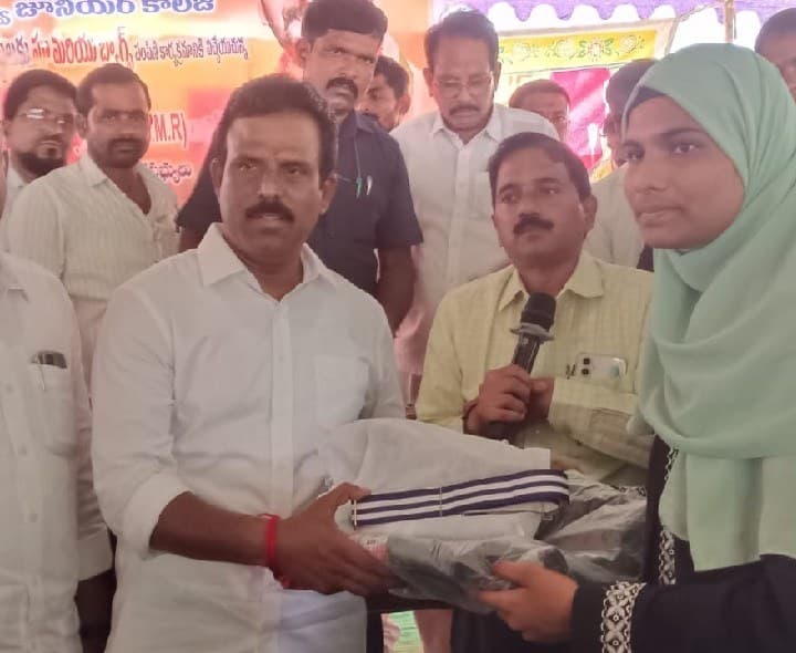 విద్యార్థులకు మెరుగైన విద్యను అందిస్తున్నాం: ఎమ్మెల్యే - Udayam