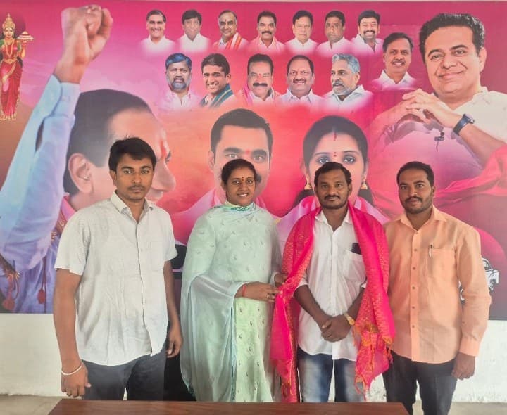 నిజాయితీ చాటుకున్న ఆటో డ్రైవర్కు మాజీ జడ్పీ చైర్పర్సన్ సన్మానం - Udayam