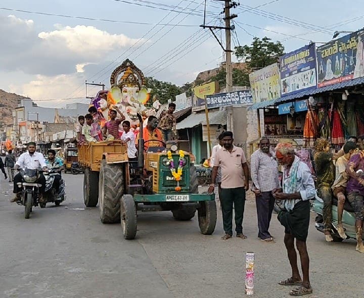 భక్తిశ్రద్ధలతో వినాయకుడు నిమజ్జనం ఊరేగింపు - Udayam
