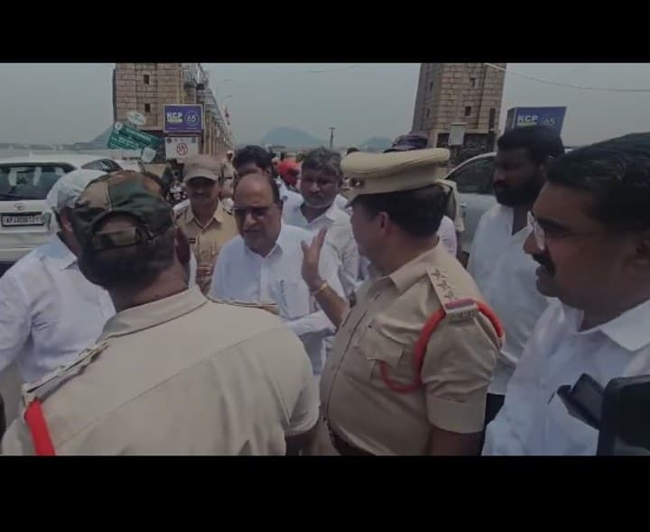 వైసీపీ సమన్వయకర్తను అడ్డుకున్న పోలీసులు - Udayam