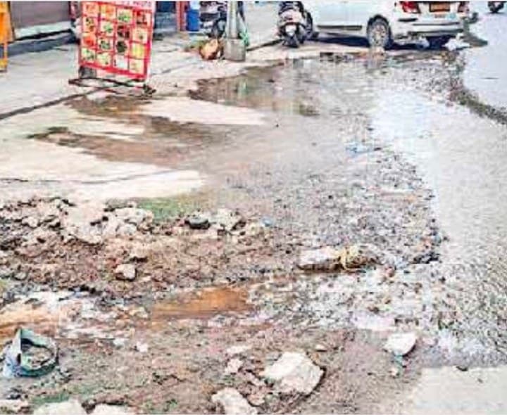 పొంగిపొర్లుతున్న మురుగు.. రాకపోకలకు తీవ్ర ఇబ్బందులు - Udayam