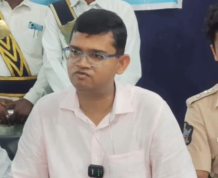స్థానికంగా పాఠశాలకు సెలవు ప్రకటించండి - Udayam