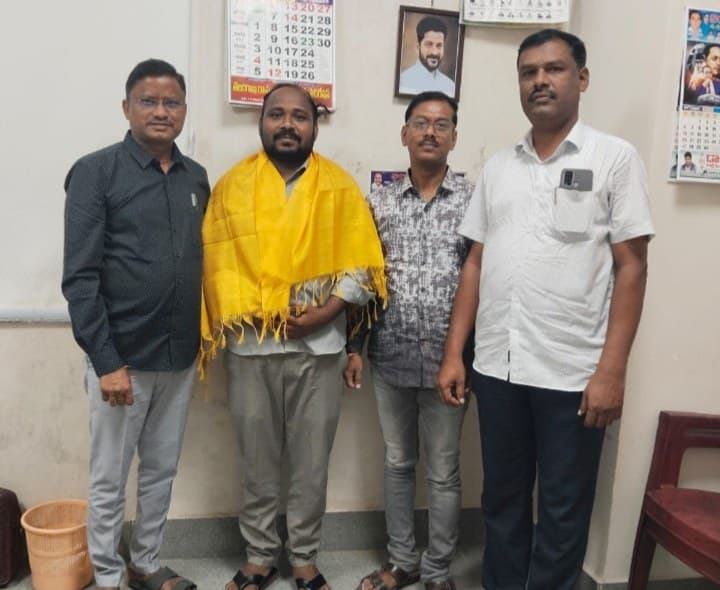 విద్యార్థి సంఘ నాయకుడు శీతలకర్ అరవింద్ కు ఘన సన్మానం - Udayam