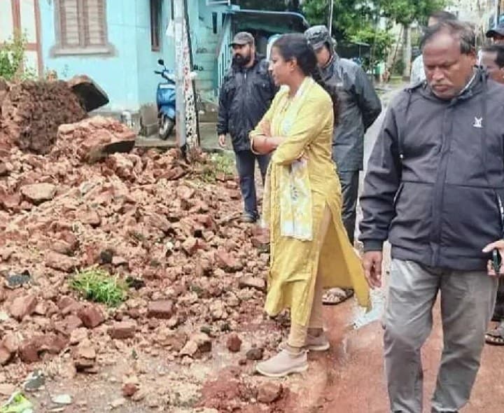 శిథిలావస్థలో ఉన్న గోడ కూల్చివేత - Udayam