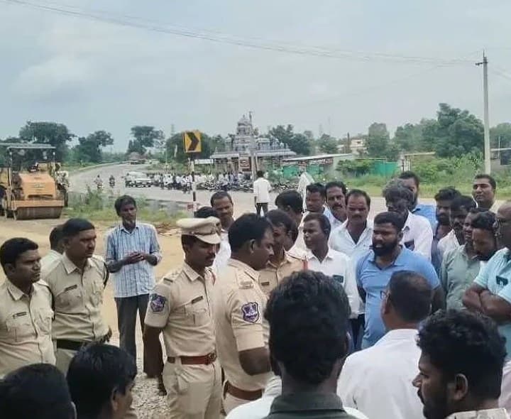 ఇరువర్గాల మధ్య వాగ్వాదం - Udayam