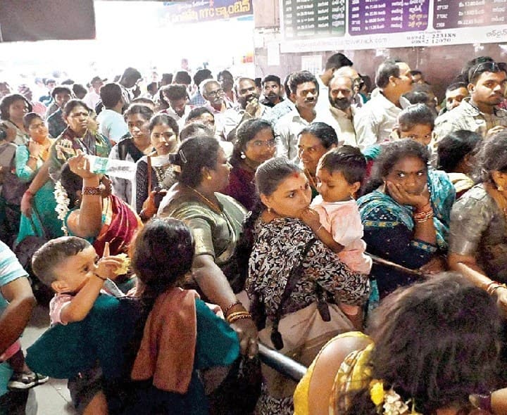 ప్రయాణికులుతో కిటకిటలాడిన కాంప్లెక్స్