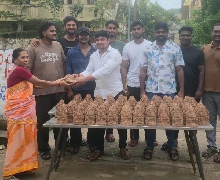 పక్షిమ నియోజకవర్గం లొ బీజేపీ నాయకులు మట్టి విగ్రహాలు పంపిణి - Udayam