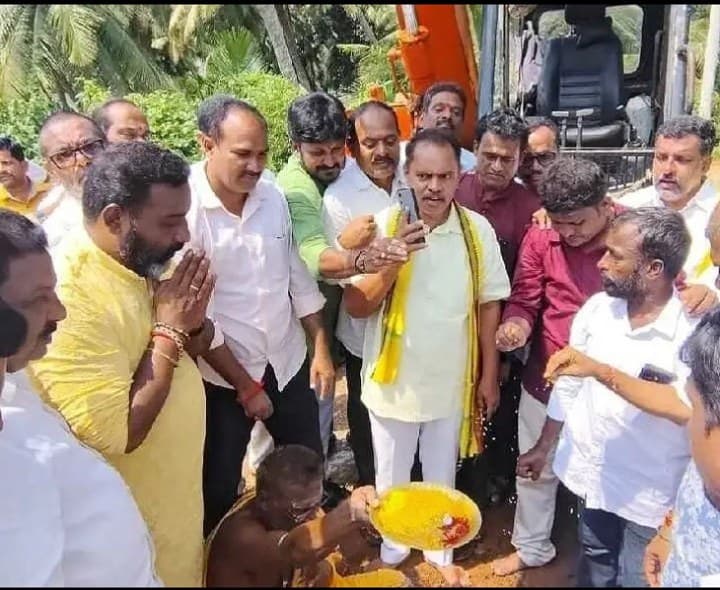 రోడ్డు పనులకు శంకుస్థాపన చేసిన ఎమ్మెల్యే అశోక్ - Udayam