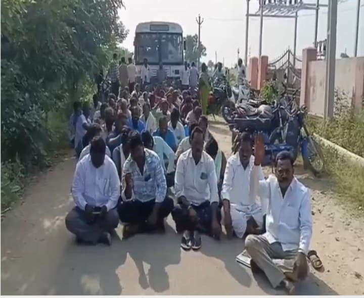 కరెంటు కోతలకు నిరసనగా ధర్నా - Udayam