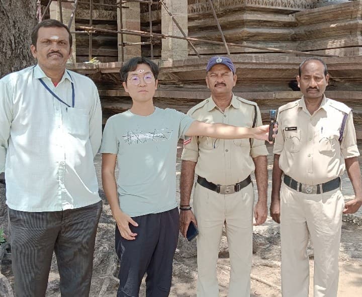 రామప్పను సందర్శించిన దక్షిణ కొరియా దేశస్థుడు - Udayam