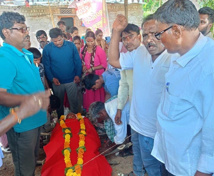 కామ్రేడ్ బలరాం అంత్యక్రియల్లో కమ్యూనిస్టు పార్టీ నాయకులు - Udayam
