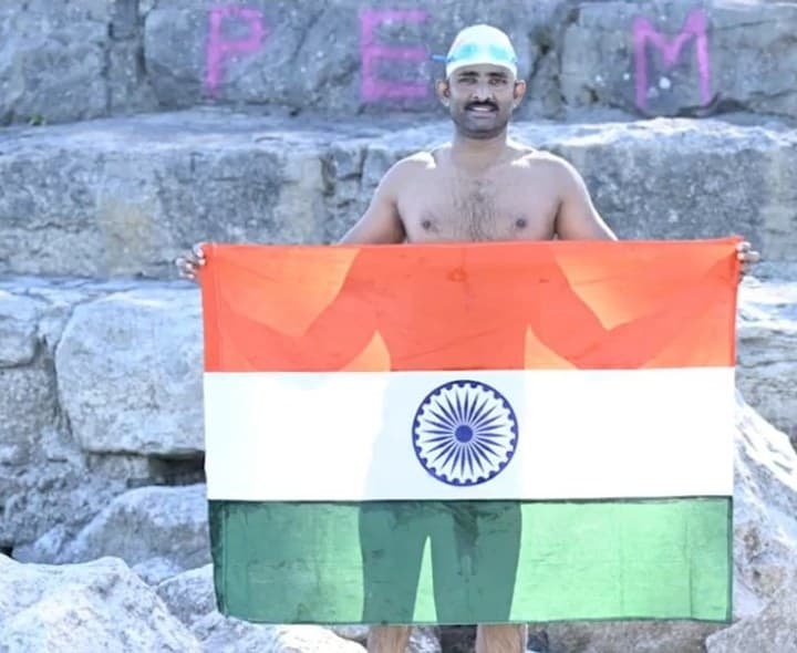భళా బలగ గణేష్ మాస్టారు.. పారా స్విమ్మింగ్లో వరల్డ్ రికార్డు - Udayam