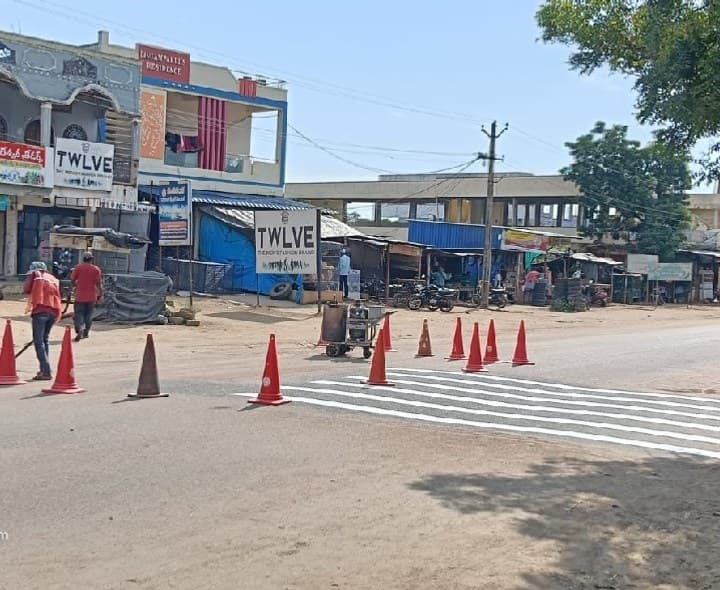 ప్రధాన రహదారిపై జీబ్రా క్రాసింగ్ లైన్స్ ఏర్పాటు - Udayam