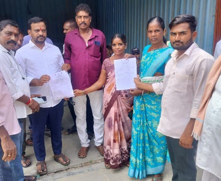 ఇందిరమ్మ ఇళ్ల మంజూరు పత్రాలు అందజేత - Udayam