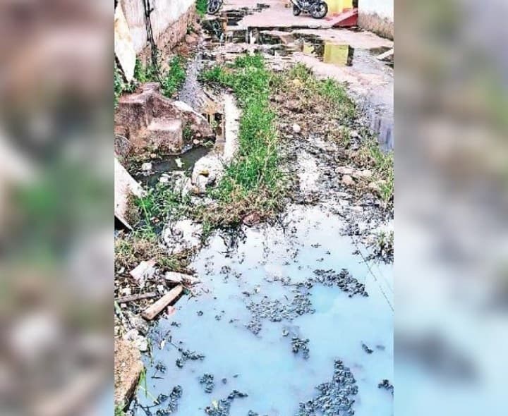 మురుగునీటితో రహదారులు జలమయం - Udayam