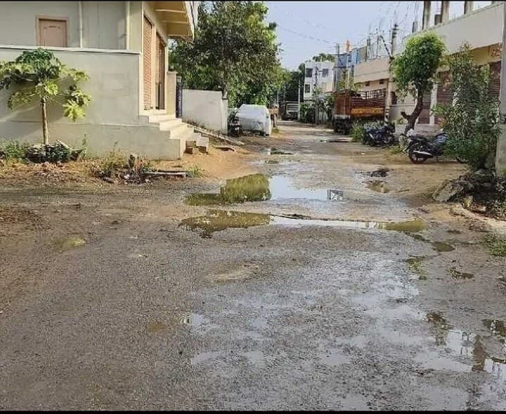 గుంతలో నీరు.. పాదచారుల ఇబ్బందుల - Udayam