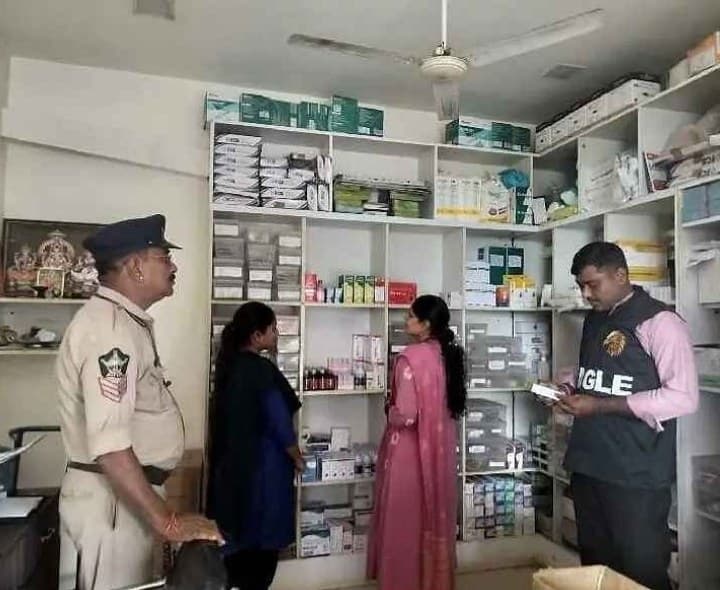 మెడికల్ షాపులలో డ్రగ్ ఇన్స్పెక్టర్ తనిఖీలు - Udayam
