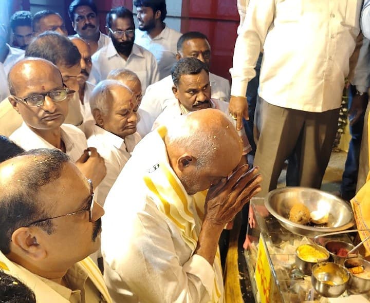 గణనాథునికి పూజలు చేసిన ఎమ్మెల్యే - Udayam