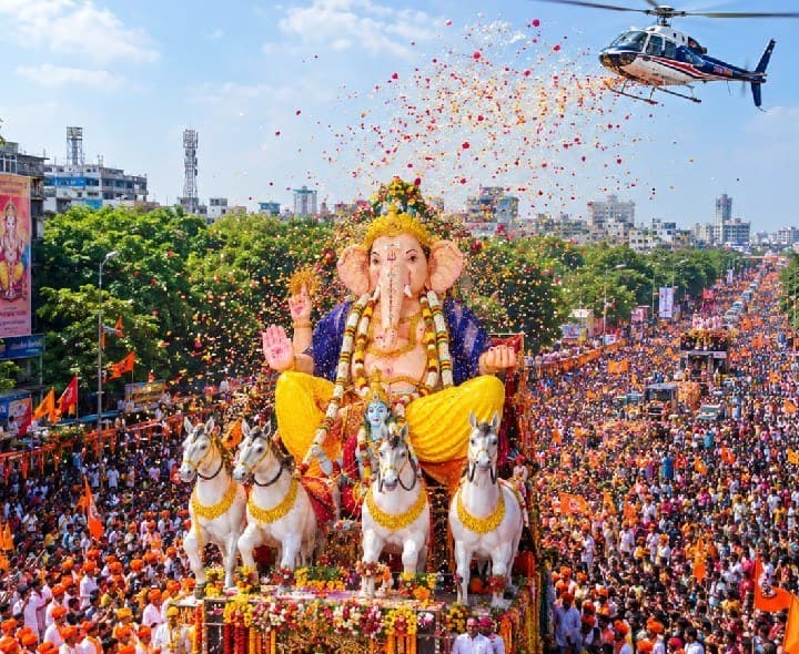 గణేశునికి హెలికాప్టర్ తో పుష్పాభిషేకం - Udayam