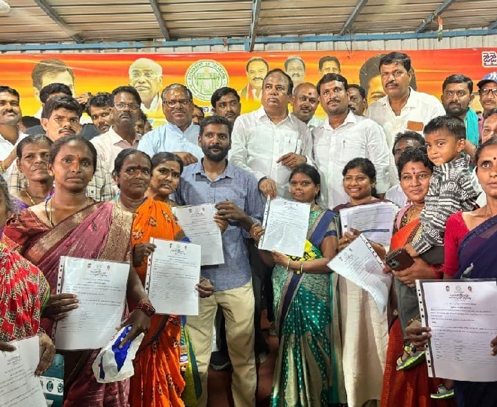 ధర్పల్లి ఇందిరమ్మ ఇళ్ల ప్రొసీడింగ్స్ కాపీలను పంపిణీ చేసిన ఎమ్మెల్యే - Udayam