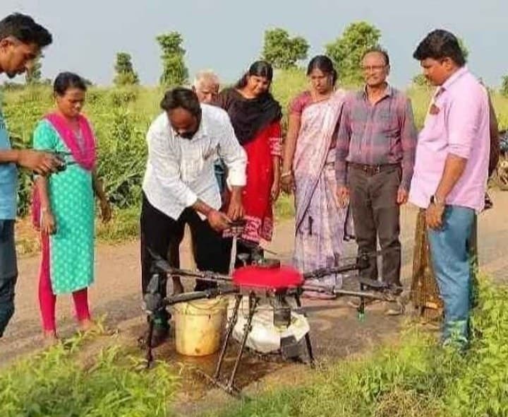 పోలాలలో పత్ర ద్రవణం స్ప్రేయింగ్ చేయించిన DPM - Udayam
