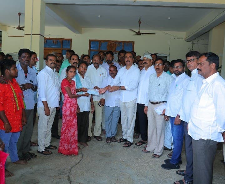 విద్యుత్ ప్రమాద బాధిత కుటుంబాలకు రూ5 లక్షల పరిహారం అందజేసిన ఎమ్మెల్యే - Udayam