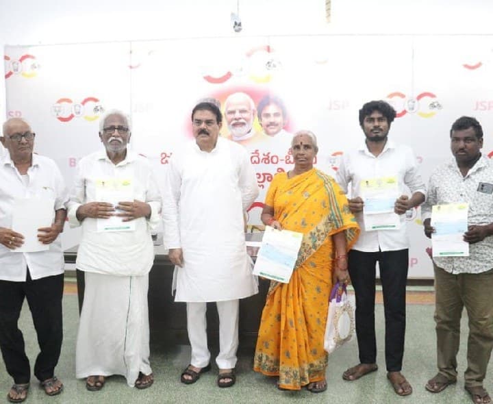 రూ.50 లక్షల CMRF చెక్కుల పంపిణీ - Udayam