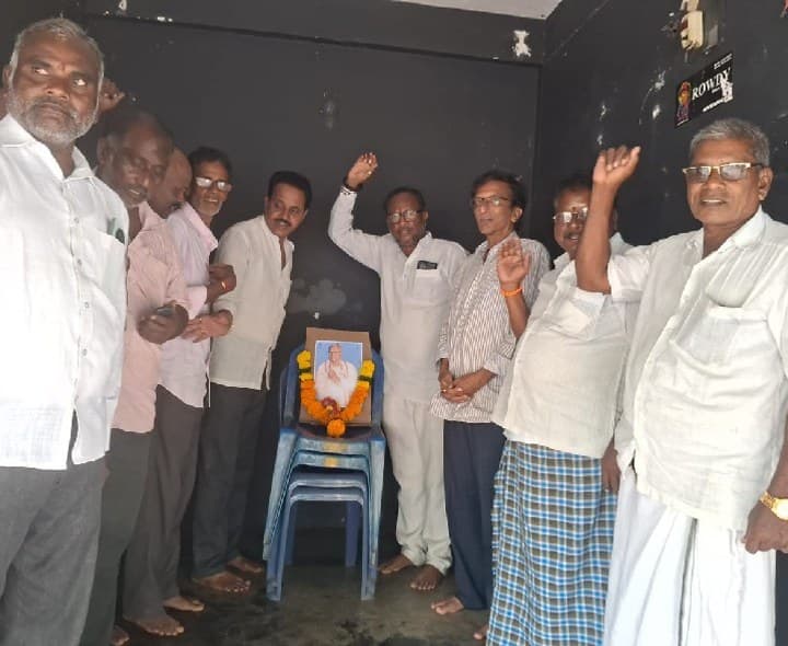 తులసీదాస్ కు కాంగ్రెస్ నేతల ఘన నివాళి - Udayam
