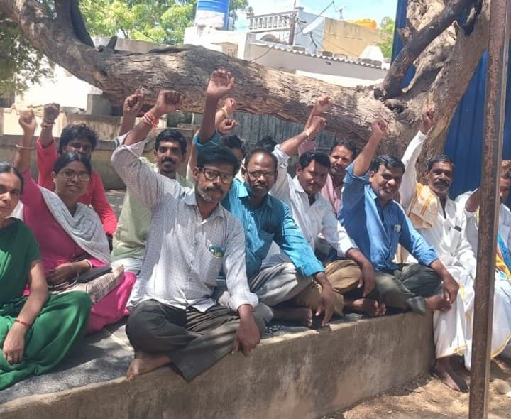 డిమాండ్ల సాధన కోసం వీఆర్ఏల నిరవధిక సమ్మె - Udayam