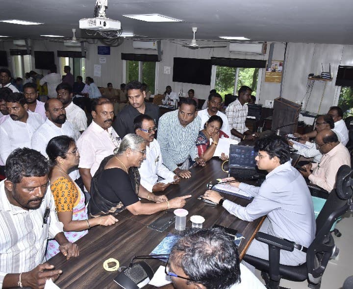 కలెక్టరేట్లో పి జి ఆర్ ఎస్ కార్యక్రమం - Udayam