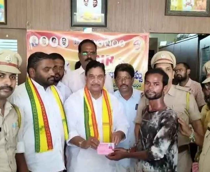 గీత కార్మికులకు గుర్తింపు కార్డులు పంపిణీ చేసిన MLA - Udayam