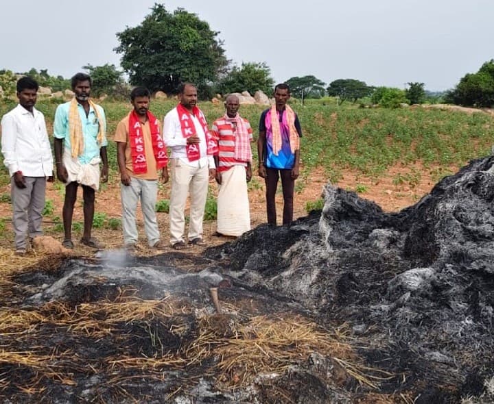 గడ్డివామును దగ్ధం చేసిన గుర్తు తెలియని వ్యక్తులు