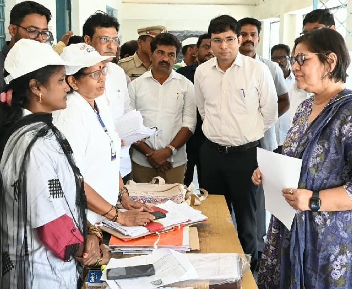 అర్హులైన ఏ ఒక్క ఓటరు తమ ఓటు హక్కు కోల్పోకుండా చూడాలి : ఎన్నికల పరిశీలకులు - Udayam