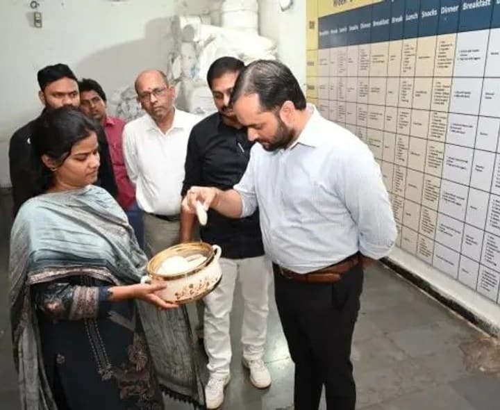 ప్రభుత్వ హాస్టల్ ను హాస్పిటల్ ను తనిఖీ చేసిన కలెక్టర్ - Udayam