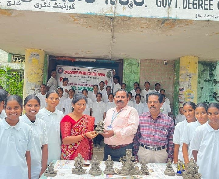 ఎకో ఫ్రెండ్లీ విగ్రహాలను స్వయంగా తయారు చేసిన డిగ్రీ విద్యార్థులు - Udayam