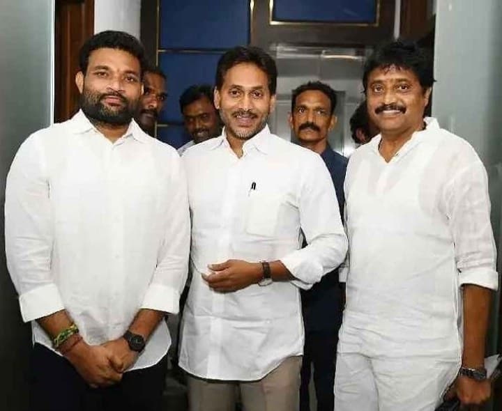 మాజీ సీఎంతో వైసీపీ జిల్లా అద్యక్షుడు భేటీ - Udayam