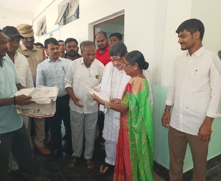 పద్మనగర్ అభివృద్ధికి ప్రత్యేక నిధులు మంజూరు చేయాలని వినతి - Udayam